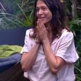 Tag 13 im Dschungelcamp beginnt mit einem Abschied: Jana Pallaske verlässt die Show - und ist darüber alles andere als traurig: "Ich habe sehr lange durchgehalten und ich habe einfach gespürt, dass die Nachricht übertragen wurde, für die ich gekommen bin", sagt die 43-Jährige. "Der Dominostein ist jetzt am Rollen. Und ich kann meine Mission, im Einklang mit der Natur zu leben, draußen besser weiterführen."