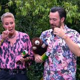 Als sie von der Widmung hören, reagieren die Moderatoren Sonja Zietlow und Jan Köppen mit - sichtbar gespielter - Rührung auf die Nachricht.