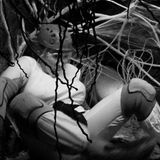 Die YouTuberin muss in ein Tunnelsystem absteigen und darin in zehn Minuten acht Sterne einsammeln. Die Dunkelheit macht ihr zu schaffen: "Ist das frustrierend, ich komm überhaupt nicht voran, so eine Dreck-Scheiße!", flucht Jolina. "Das Nicht-Sehen fickt mich gerade richtig hart."