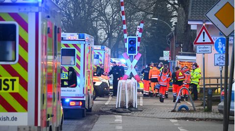 Großaufgebot von Polizei- und Rettungskräften in Brokstedt nach dem Messerangriff in einem Regionalzug von Kiel nach Hamburg