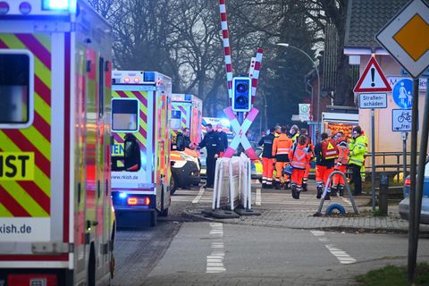 Großaufgebot von Polizei- und Rettungskräften in Brokstedt nach dem Messerangriff in einem Regionalzug von Kiel nach Hamburg