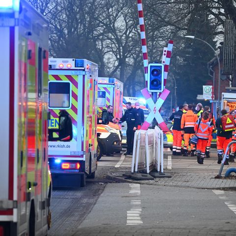 Großaufgebot von Polizei- und Rettungskräften in Brokstedt nach dem Messerangriff in einem Regionalzug von Kiel nach Hamburg
