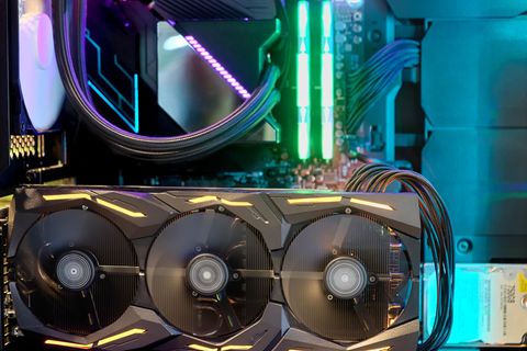 RTX 4090 vs. RTX 3090: Eine Grafikkarte arbeitet im Rechner