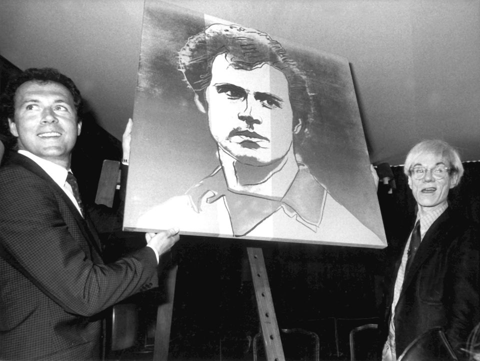 Franz Beckenbauer (l) und Andy Warhol (r) 1982 in München