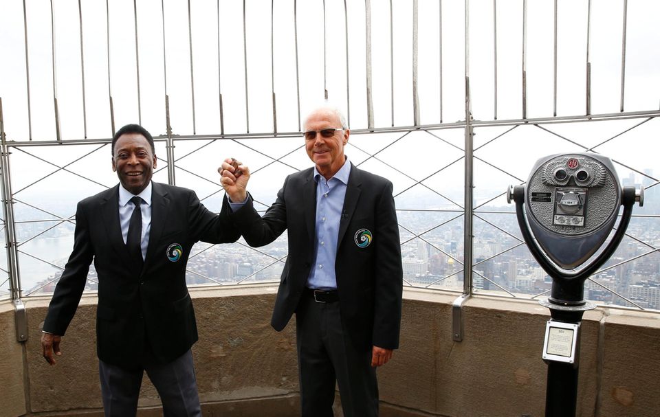 Pelé und Franz Beckenbauer geben sich auf dem Empire State Building die Hand