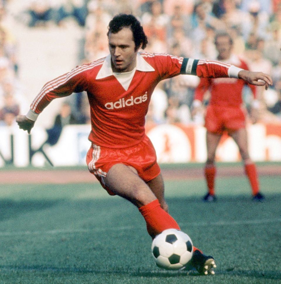 Franz Beckenbauer 1976 am Ball für den FC Bayern München