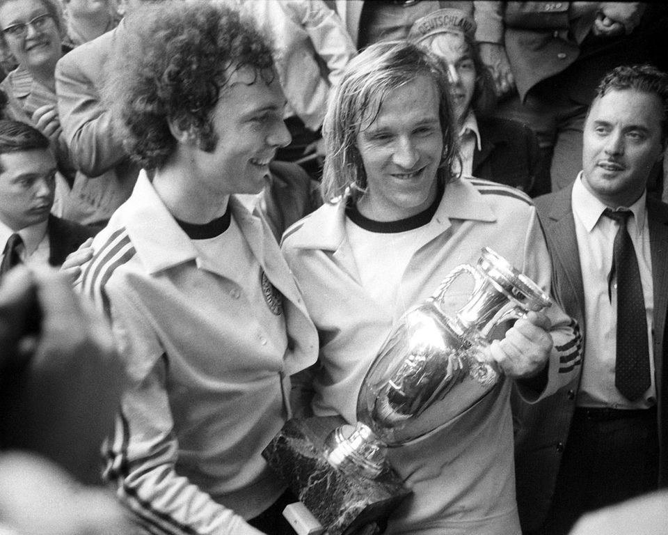 Franz Beckenbauer und Mittelfeldspieler Günter Netzer halten den Pokal in ihren Händen