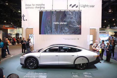 Ein Fahrzeug von Lightyear ist auf einer Messe ausgestellt
