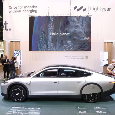 Ein Fahrzeug von Lightyear ist auf einer Messe ausgestellt