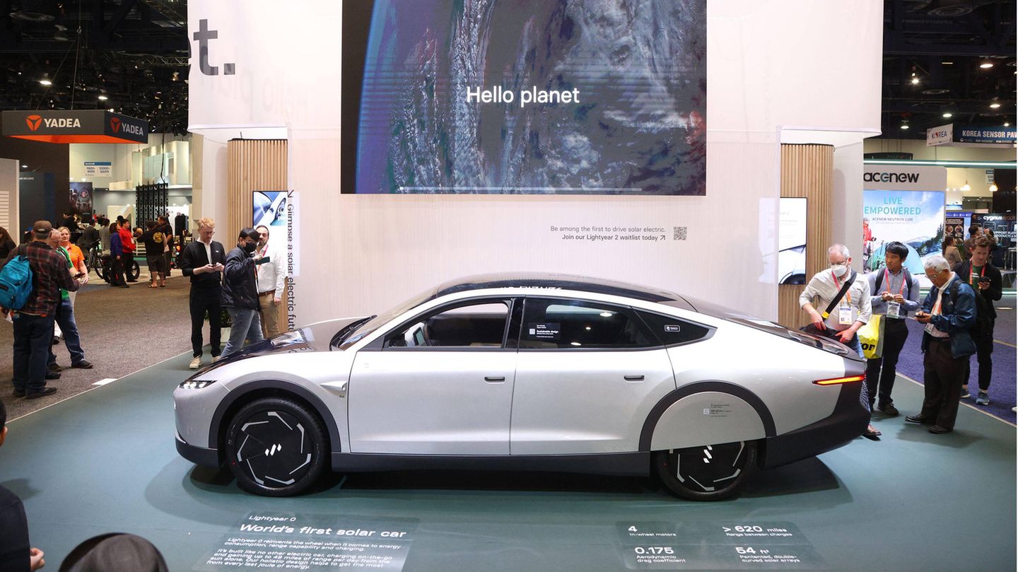 lightyear elektroauto sono motors solarauto Ein Fahrzeug von Lightyear ist auf einer Messe ausgestellt
