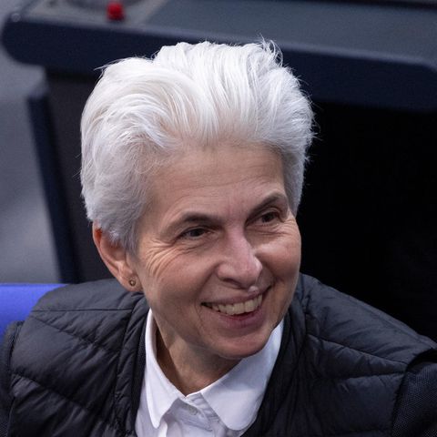 Marie-Agnes Strack-Zimmermann, eine Frau mit kurzen, grau-weißen Haaren, sitzt lächelnd auf einem blauen Sessel im Bundestag