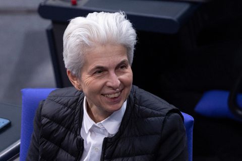 Marie-Agnes Strack-Zimmermann, eine Frau mit kurzen, grau-weißen Haaren, sitzt lächelnd auf einem blauen Sessel im Bundestag