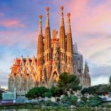 Gut Ding braucht Weile – das trifft wohl auch auf das Projekt "Sagrada Família" zu. Die beeindruckende Kirche schafft es in diesem Ranking auf den ersten Platz, obwohl sie seit 1882 gebaut wird und noch immer nicht komplett fertiggestellt ist. Grund für den Spitzenplatz dürfte die einmalige Fassade der Kathedrale sein. Sie ist deshalb bereits Unesco-Weltkulturerbe – und frühestens im Jahr 2026 wirklich fertig. 
