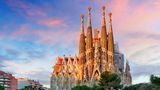 Platz 1: Sagrada Família, Barcelona, Spanien Gut Ding braucht Weile – das trifft wohl auch auf das Projekt "Sagrada Família" zu. Die beeindruckende Kirche schafft es in diesem Ranking auf den ersten Platz, obwohl sie seit 1882 gebaut wird und noch immer nicht komplett fertiggestellt ist. Grund für den Spitzenplatz dürfte die einmalige Fassade der Kathedrale sein. Sie ist deshalb bereits Unesco-Weltkulturerbe – und frühestens im Jahr 2026 wirklich fertig.