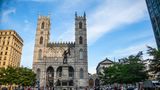 Platz 6: Notre Dame, Montreal, Kanada Man kann sagen, die katholische Basilika in Montreal ist die kleine Schwester der weltberühmten Notre Dame in Paris. Die katholische Kirche, die im 19. Jahrhundert fertiggestellt wurde und inmitten der kanadischen Stadt steht, ist nicht ganz so bekannt wie das Pariser Vorbild. Und dennoch überzeugt sie die Besucher regelmäßig mit ihrer beeindruckenden Innenarchitektur und der neugotischen Fassade.