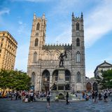 Man kann sagen, die katholische Basilika in Montreal ist die kleine Schwester der weltberühmten Notre Dame in Paris. Die katholische Kirche, die im 19. Jahrhundert fertiggestellt wurde und inmitten der kanadischen Stadt steht, ist nicht ganz so bekannt wie das Pariser Vorbild. Und dennoch überzeugt sie die Besucher regelmäßig mit ihrer beeindruckenden Innenarchitektur und der neugotischen Fassade. 