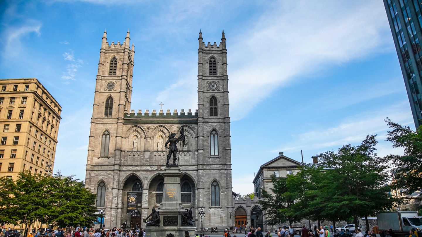 Man kann sagen, die katholische Basilika in Montreal ist die kleine Schwester der weltberühmten Notre Dame in Paris. Die katholische Kirche, die im 19. Jahrhundert fertiggestellt wurde und inmitten der kanadischen Stadt steht, ist nicht ganz so bekannt wie das Pariser Vorbild. Und dennoch überzeugt sie die Besucher regelmäßig mit ihrer beeindruckenden Innenarchitektur und der neugotischen Fassade. 