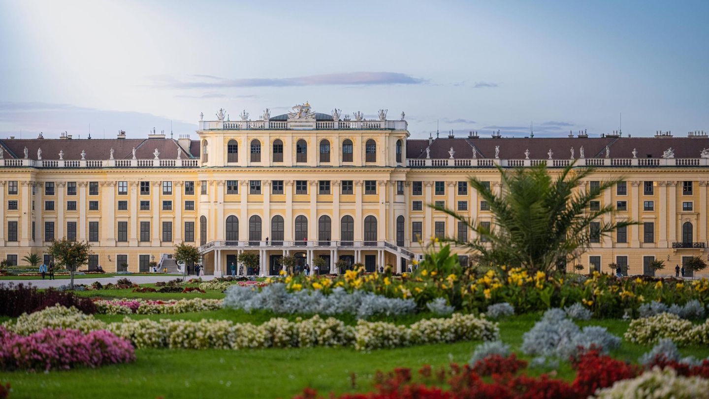 Platz 10: Schoss Schönbrunn, Wien, Österreich Nicht nur Sissi und ihr Franz haben sich im Schloss Schönbrunn wohlgefühlt – auch heute zählen Menschen das geschichtsträchtige Gebäude in Wien zu den schönsten der Welt. Viele Räume des historischen Bauwerks zeigen Besuchern, wie das Kaiserpaar zu Lebzeiten gewohnt hat. Das Portal "Angi" hat sich bei der Suche nach den zehn schönsten Gebäuden der Welt auf "TripAdvisor"-Bewertungen verlassen.