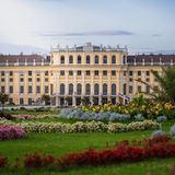 Nicht nur Sissi und ihr Franz haben sich im Schloss Schönbrunn wohlgefühlt – auch heute zählen Menschen das geschichtsträchtige Gebäude in Wien zu den schönsten der Welt. Viele Räume des historischen Bauwerks zeigen Besuchern, wie das Kaiserpaar zu Lebzeiten gewohnt hat. Das Portal "Angi" hat sich bei der Suche nach den zehn schönsten Gebäuden der Welt auf "TripAdvisor"-Bewertungen verlassen. 