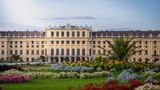 Nicht nur Sissi und ihr Franz haben sich im Schloss Schönbrunn wohlgefühlt – auch heute zählen Menschen das geschichtsträchtige Gebäude in Wien zu den schönsten der Welt. Viele Räume des historischen Bauwerks zeigen Besuchern, wie das Kaiserpaar zu Lebzeiten gewohnt hat. Das Portal "Angi" hat sich bei der Suche nach den zehn schönsten Gebäuden der Welt auf "TripAdvisor"-Bewertungen verlassen. 