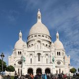 Ein sehr beliebtes Ausflugsziel im Norden der französischen Hauptstadt ist die Sacré-Cœur auf dem Montmartre. Die kunstvolle Basilika wurde im 20. Jahrhundert fertiggestellt und ist auch heute noch Location für die Ausstellung zahlreicher Künstler aus Paris und Umgebung. Das liegt vielleicht an der Vergangenheit des Ortes: Bevor die Kirche erbaut wurde, befand sich dort das Künstlerdorf Montmartre. 