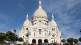Platz 9: Sacré-Cœur de Montmartre, Paris, Frankreich Ein sehr beliebtes Ausflugsziel im Norden der französischen Hauptstadt ist die Sacré-Cœur auf dem Montmartre. Die kunstvolle Basilika wurde im 20. Jahrhundert fertiggestellt und ist auch heute noch Location für die Ausstellung zahlreicher Künstler aus Paris und Umgebung. Das liegt vielleicht an der Vergangenheit des Ortes: Bevor die Kirche erbaut wurde, befand sich dort das Künstlerdorf Montmartre.