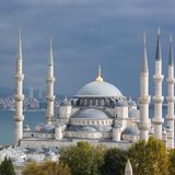 Sultan Ahmet hat das Meisterwerk osmanischer Baukunst im 16. Jahrhundert in Auftrag gegeben – im Jahr 1616 wurde das beeindruckende Gebäude in Istanbul fertiggestellt. Das Blaue Moschee, wie sie umgangssprachlich genannt wird, gehört zu den meistbesuchten Sehenswürdigkeiten in der türkischen Metropole. 