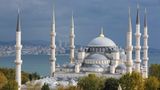 Sultan Ahmet hat das Meisterwerk osmanischer Baukunst im 16. Jahrhundert in Auftrag gegeben – im Jahr 1616 wurde das beeindruckende Gebäude in Istanbul fertiggestellt. Das Blaue Moschee, wie sie umgangssprachlich genannt wird, gehört zu den meistbesuchten Sehenswürdigkeiten in der türkischen Metropole. 