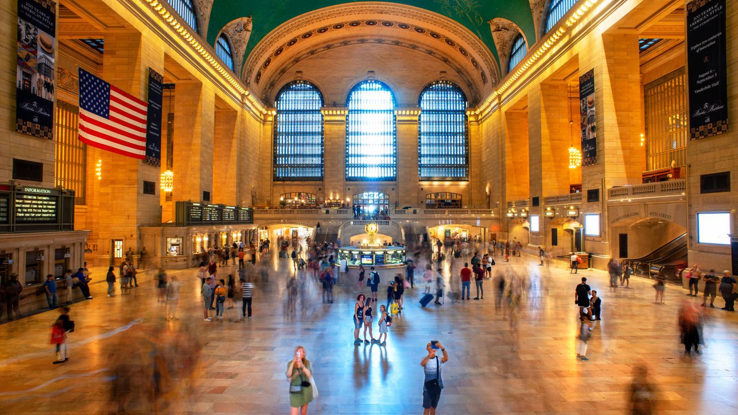 Ja, auch eine Bahnstation hat es in dieses Ranking geschafft. Aber eben nicht irgendeine, sondern die Grand Central Station in New York. Nicht nur die prachtvolle Wartehalle des Terminals ist äußerst sehenswert. Mit insgesamt 67 Bahnsteigen ist die Station Weltrekordhalter in dem Bereich – und ein Ort, an dem man den Weg vieler Menschen kreuzt. 
