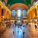 Ja, auch eine Bahnstation hat es in dieses Ranking geschafft. Aber eben nicht irgendeine, sondern die Grand Central Station in New York. Nicht nur die prachtvolle Wartehalle des Terminals ist äußerst sehenswert. Mit insgesamt 67 Bahnsteigen ist die Station Weltrekordhalter in dem Bereich – und ein Ort, an dem man den Weg vieler Menschen kreuzt. 