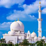 Die Scheich-Zayid-Moschee ist die größte ihrer Art in den Vereinigten Arabischen Emiraten und zählt zu den größten Gebetshäusern der Welt. Mehr als 40.000 Besucher finden in der Moschee Platz, die ein Grundstück von insgesamt 56 Hektar belegt. Benannt wurde sie nach Emir Zayid bin Sultan al-Nahyan, dem Mitbegründer der Vereinigten Arabischen Emirate. 