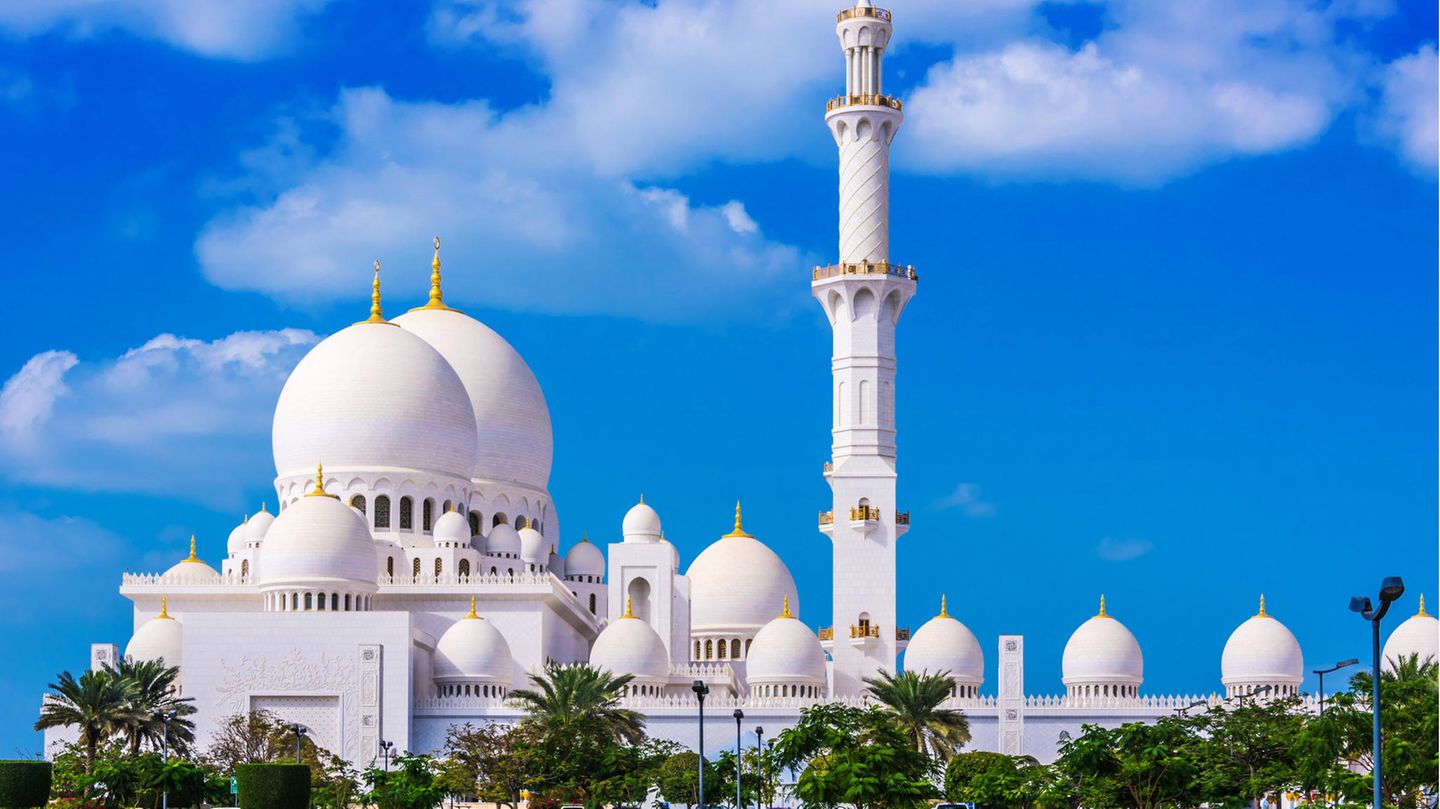 Die Scheich-Zayid-Moschee ist die größte ihrer Art in den Vereinigten Arabischen Emiraten und zählt zu den größten Gebetshäusern der Welt. Mehr als 40.000 Besucher finden in der Moschee Platz, die ein Grundstück von insgesamt 56 Hektar belegt. Benannt wurde sie nach Emir Zayid bin Sultan al-Nahyan, dem Mitbegründer der Vereinigten Arabischen Emirate. 