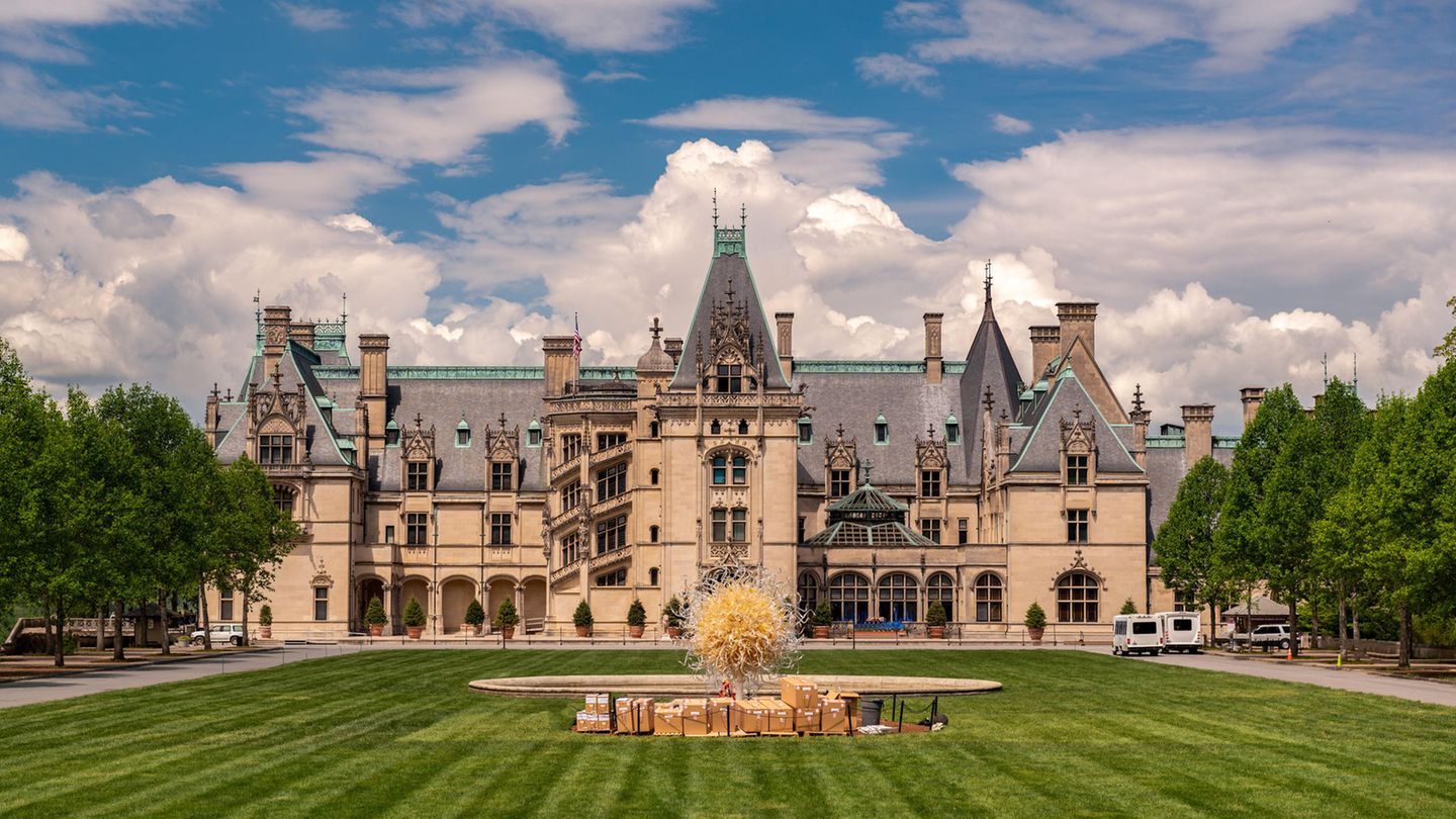Vom Landsitz von George Washington Vanderbilt II. zum Museum: Das Biltmore Estate gilt als wahre Baukunst aus der Renaissance – und mit Fertigstellung im Jahr 1985 eines der ersten Gebäude in den USA mit einem Stromanschluss. Besucher können die zeitgenössische Inneneinrichtung der insgesamt 250 Zimmer erkunden. 