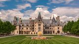Vom Landsitz von George Washington Vanderbilt II. zum Museum: Das Biltmore Estate gilt als wahre Baukunst aus der Renaissance – und mit Fertigstellung im Jahr 1985 eines der ersten Gebäude in den USA mit einem Stromanschluss. Besucher können die zeitgenössische Inneneinrichtung der insgesamt 250 Zimmer erkunden. 