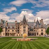 Vom Landsitz von George Washington Vanderbilt II. zum Museum: Das Biltmore Estate gilt als wahre Baukunst aus der Renaissance – und mit Fertigstellung im Jahr 1985 eines der ersten Gebäude in den USA mit einem Stromanschluss. Besucher können die zeitgenössische Inneneinrichtung der insgesamt 250 Zimmer erkunden. 