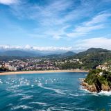 Blick auf den Strand La Concha von San Sebastián in Spanien