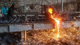 Fabrikarbeiter recyceln Kriegsreste in Syrien