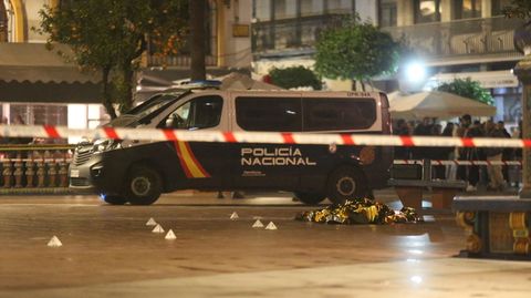 Algeciras, Spanien: Sanitäter und Polizisten bedecken die Leiche eines Opfers, das bei einem Angriff getötet wurde