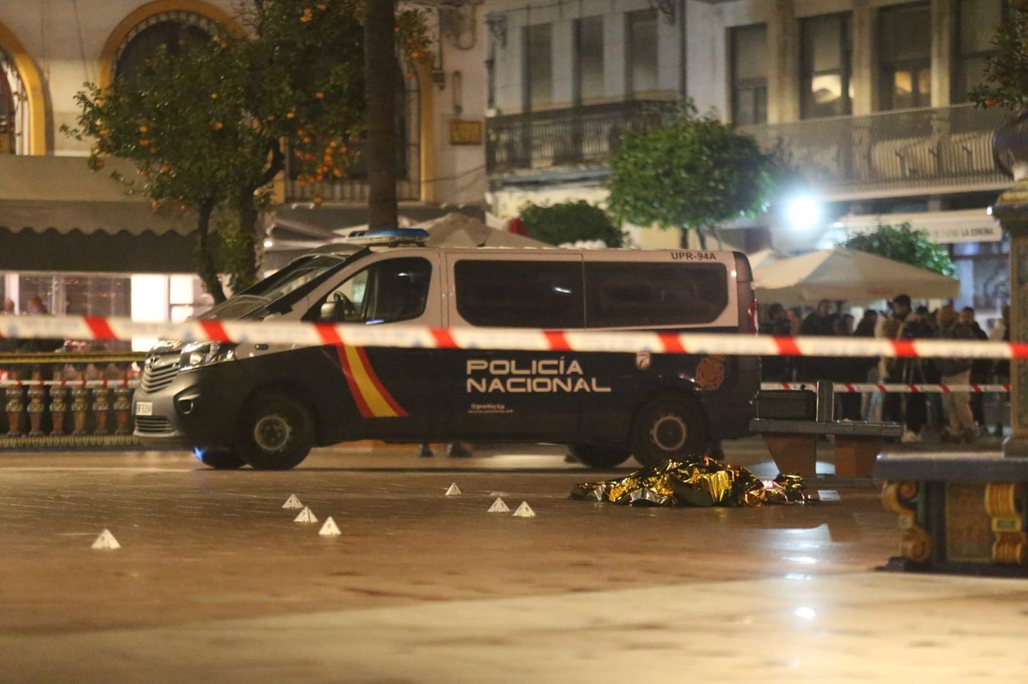 Algeciras, Spanien: Sanitäter und Polizisten bedecken die Leiche eines Opfers, das bei einem Angriff getötet wurde