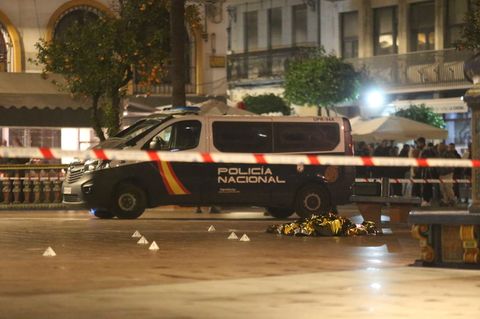 Algeciras, Spanien: Sanitäter und Polizisten bedecken die Leiche eines Opfers, das bei einem Angriff getötet wurde