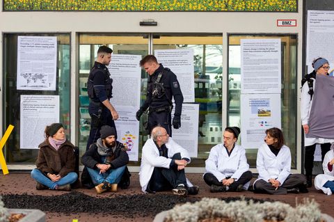 Sitzblockade Scientist Rebellion