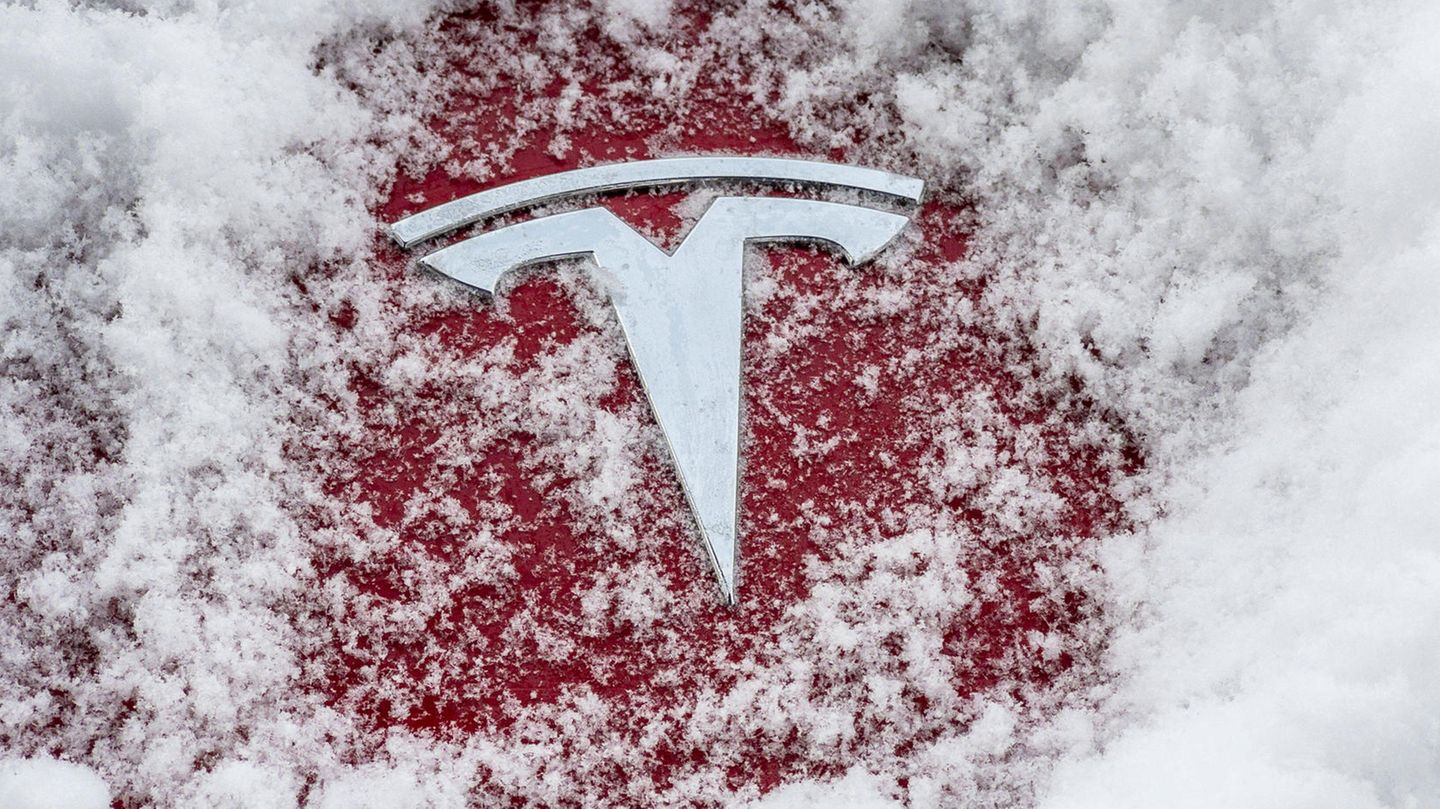 Tesla Logo im Schnee