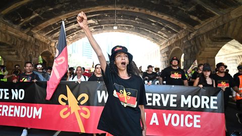 Menschen demonstrieren am Australia Day für die Rechte der Ureinwohner