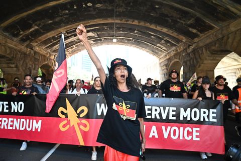 Menschen demonstrieren am Australia Day für die Rechte der Ureinwohner