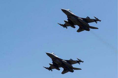Kampfflugzeuge vom Typ F-16 der polnischen Luftwaffe