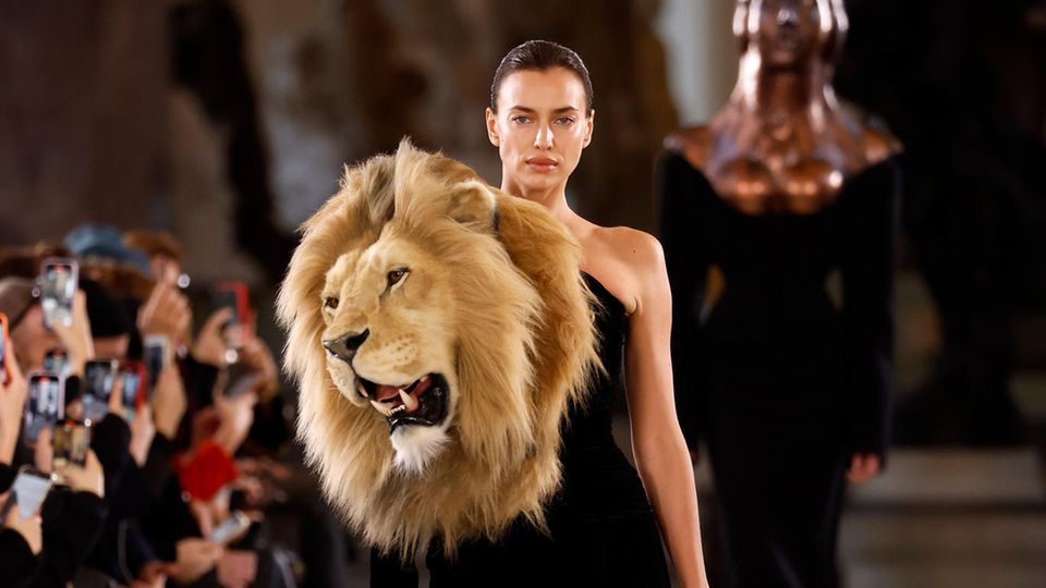 Bei der Paris Fashion Week wurden die Tierköpfe von Kreativdirektor Daniel Roseberry des Traditionshaus Schiaparelli schnell zum Aufreger, auch wenn sie nur Plüsch waren