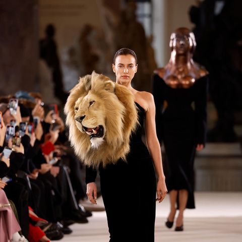 Bei der Paris Fashion Week wurden die Tierköpfe von Kreativdirektor Daniel Roseberry des Traditionshaus Schiaparelli schnell zum Aufreger, auch wenn sie nur Plüsch waren