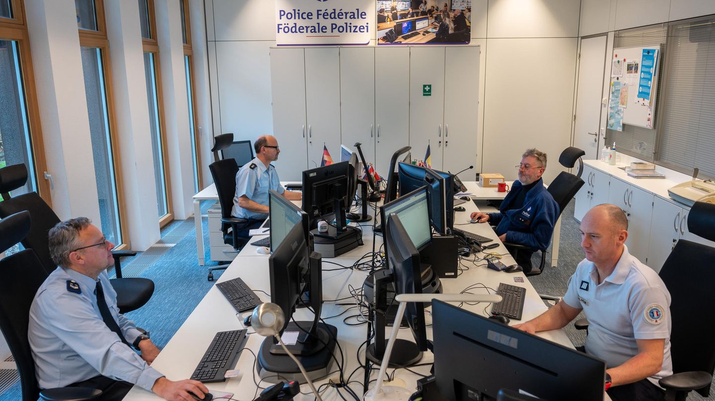 Im Gemeinsamen Zentrum für Polizei- und Zollzusammenarbeit sitzen Polizisten aus vier Ländern an einem Tisch