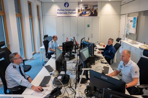 Im Gemeinsamen Zentrum für Polizei- und Zollzusammenarbeit sitzen Polizisten aus vier Ländern an einem Tisch