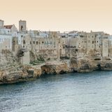 Blick auf die italienische Stadt Polignano a Mare